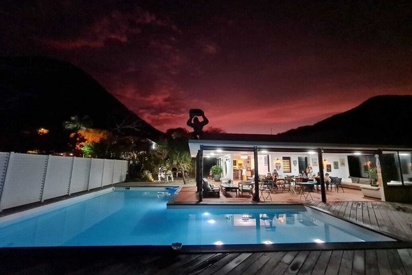 Villa HHH avec piscine privative en bord de mer