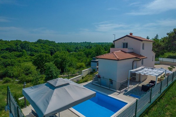 Villa Andrea nouvellement construite et moderne avec piscine près de Rovinj