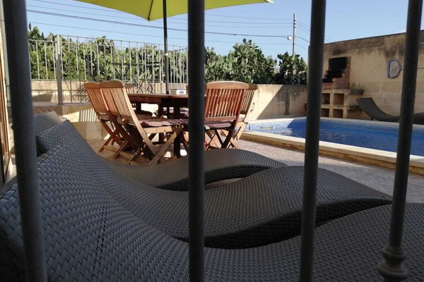 Sunny Farmhouse with private pool in the Capital City!