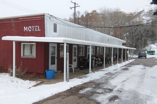 Motel en bordure de route des années 1960 dans les montagnes, comté de Summit, Utah, près de Park City