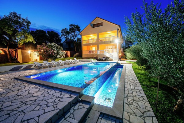 Extraordinaire propriété privée avec 2 maisons indépendantes, 2 superbes piscines à débordement