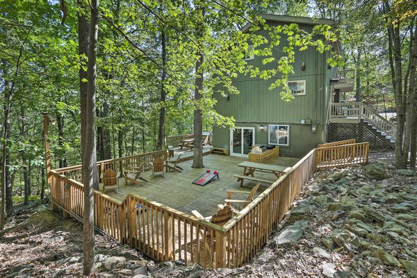 PERFECT Family Hideaway in PA's Pocono Mountains || Hot Tub, Fireplace, Fire Pit