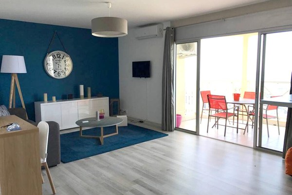 One bedroom appartement with sea view, terrace and wifi at Saint-Denis