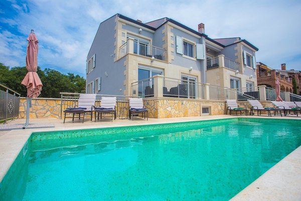 Villa Sunce avec piscine commune à Kastelir / Appartement Sunce I avec piscine commune pour un couple