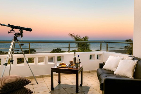 Bien situé entre deux bars de plage relaxants (un à 500 m), la Villa Pelagos Blue est le rêve des amoureux de la plage. Choisir entre un plongeon dans la piscine, la construction de châteaux de sable ou la poursuite des vagues de la mer Égée, la vie est dure!