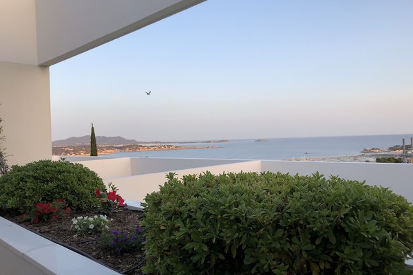 Appartement tout confort, grande terrasse vue mer dans résidence avec piscine, proche plages et commerces