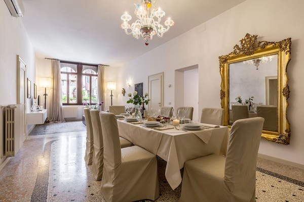 Spacious and Charming Apartment Near Fenice Theatre