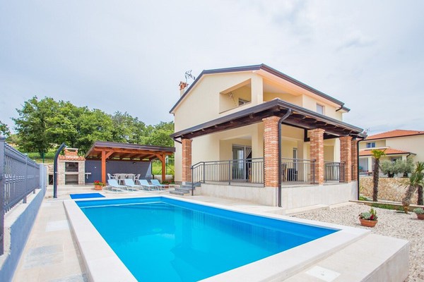 Villa Hope I meublée de façon moderne avec piscine