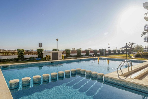 Bel appartement pour 5 personnes avec piscine, WIFI, balcon, animaux admis et parking