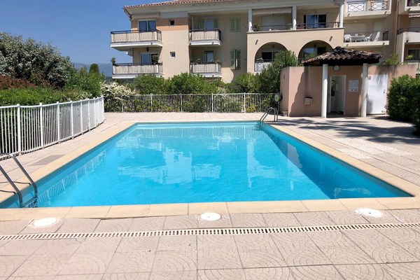 50m² with balcony in a residence with pool