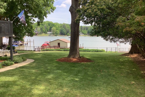 *Waterfront House on Lake Norman with Pool & Private Dock, Sleeps 12*