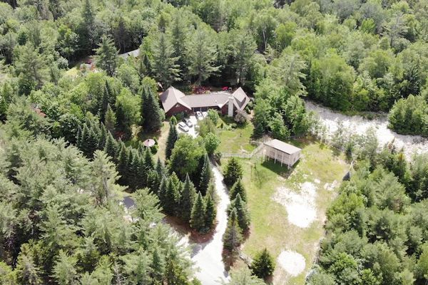 Spacious & Incredible White Mountains River Retreat - best location!