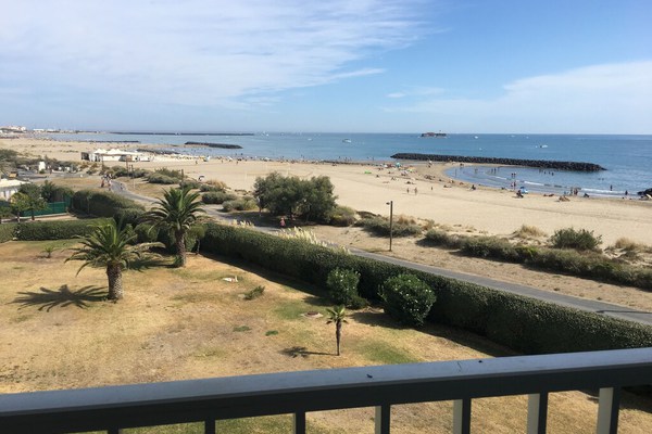 3 bedrooms appartement at Le cap D'Agde, 50 m away from the beach with sea view, shared pool and enclosed garden