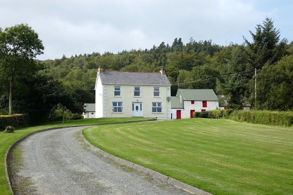 100 year old Farmhouse 10 minute walk from the beach