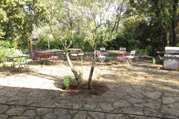 Mas Provençal 8 personnes dans parc boisé avec piscine
