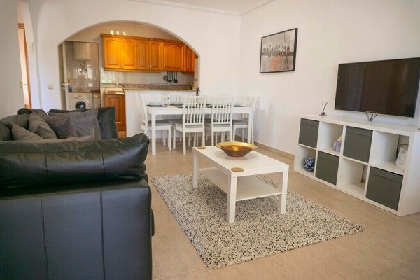 Spacious 2 Bed Ground floor apartment with beautiful communal pool