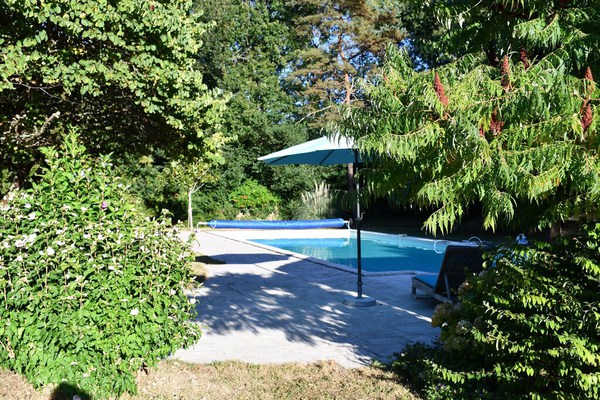 Spacieux gîte de caractère, grand jardin et piscine privés, tranquillité assurée