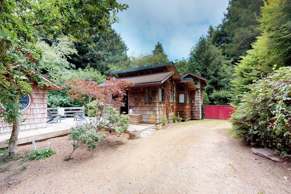 Rocky Creek Cabin ~ Une retraite boisée paisible complète avec un sauna personnalisé!