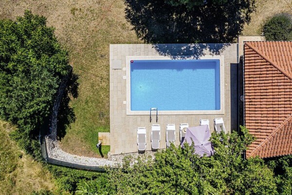 Maison en pierre indépendante, jardin, confortable terrasse, nouvelle piscine.