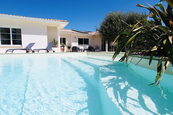 Superb house with swimming pool on the outskirts of Bordeaux