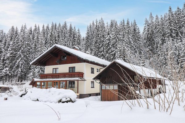 Stunning caravan in Gosau with WiFi and 6 Bedrooms