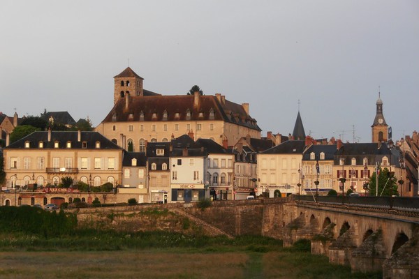 Gîte "Loire" parc arboré bord de Loire dans petite ville touristique. 
