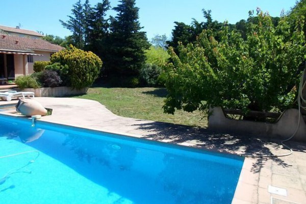 Villa provençale dans quartier résidentiel avec piscine privée