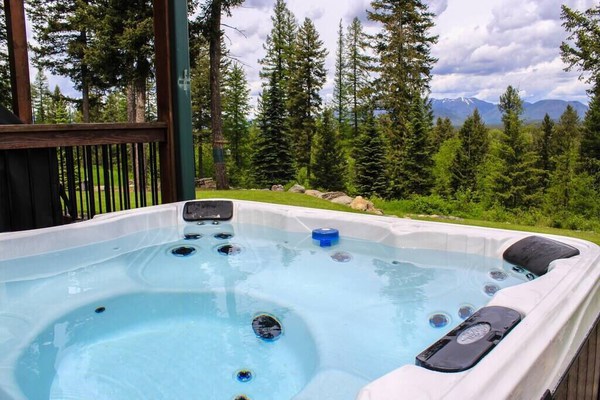 New! Glorious Montana Haven, Views, and Hot Tub!