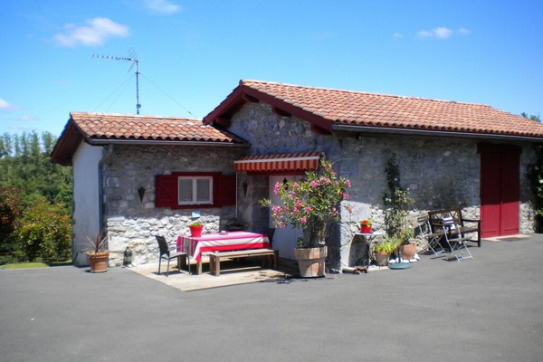 2 bedrooms house with enclosed garden at Saint-Esteben