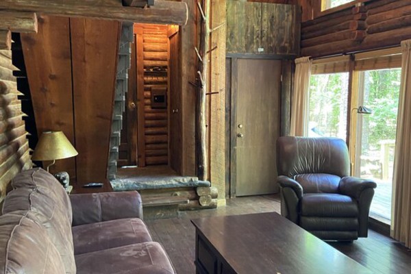"The Honeymooner" - a rustic, quaint little cabin