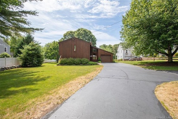 Beautiful Home - expansive property 1 mile to beach & 20 min to Mystic & Mohegan
