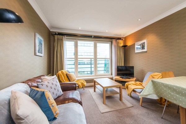 Royal Mile & Arthur's Seat Apt with Private Parking