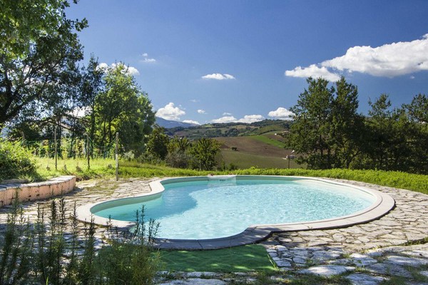Charmante maison de vacances à Cossignano avec piscine