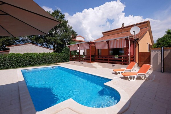 Maison de vacances "MARLENA" maison de détente avec piscine