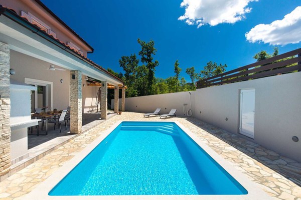 Villa SANDRINA with a pool and spacious yard