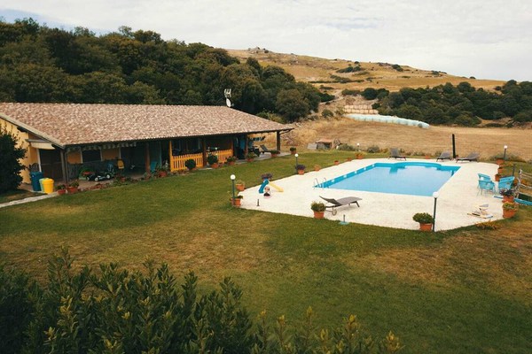 Vacances à la ferme "Sa Raighina house left" avec grande piscine partagée