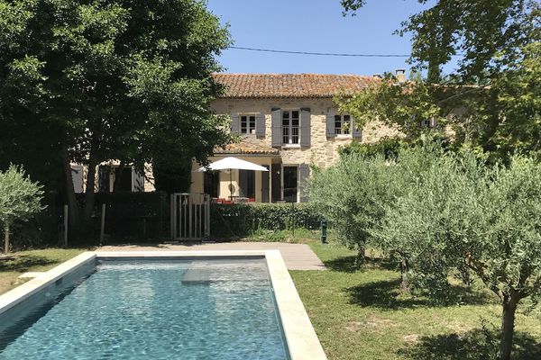 Isle/Sorgue- Mas provençal rénové avec piscine 15x4 chauffée et grand jardin