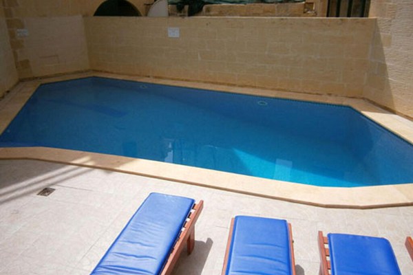 5 bedrooms villa with private pool, terrace and wifi at L-Għarb