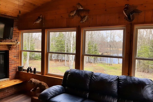 River retreat with excellent fishing & kayaking from dock.