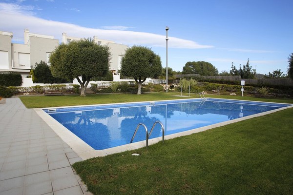 AT083 CREIXELL: Maison mitoyenne pour 10 personnes avec piscine commune