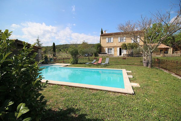 Holiday flair for this country house with fenced pool in Carcès, Var.