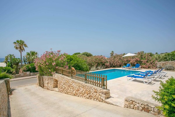 Spacieuse villa avec vue sur la mer proche des commodités avec piscine, barbecue et connexion Wi-Fi gratuite