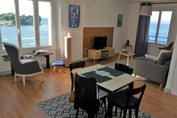 appartement idéalement situé avec une pleine vue mer