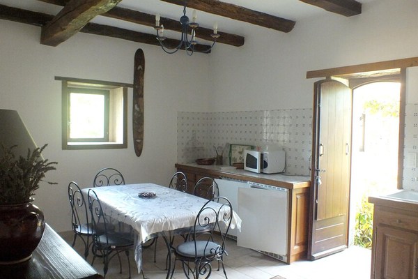 2 bedrooms house with shared pool, furnished garden and wifi at Penne
