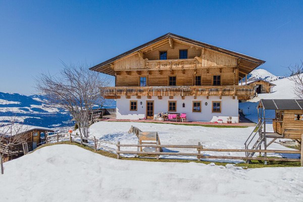 Holiday home with ski lift right in front of the house