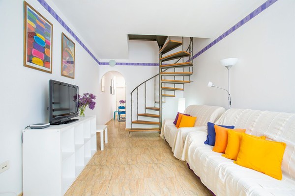 Cosy Home Short Drive from Beach with Balcony & Wi-Fi