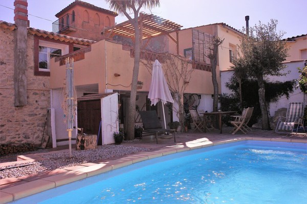 Gîte rustique à Vilacolum avec piscine