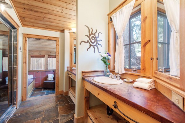 Upper Hollow Pines Cottage - Ideal Location, Walking Distance to Sundance Resort