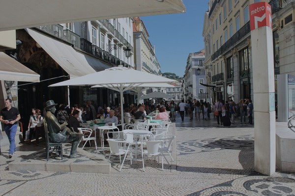 Une fenêtre sur Lisbonne I I - in BAIRRO ALTO
