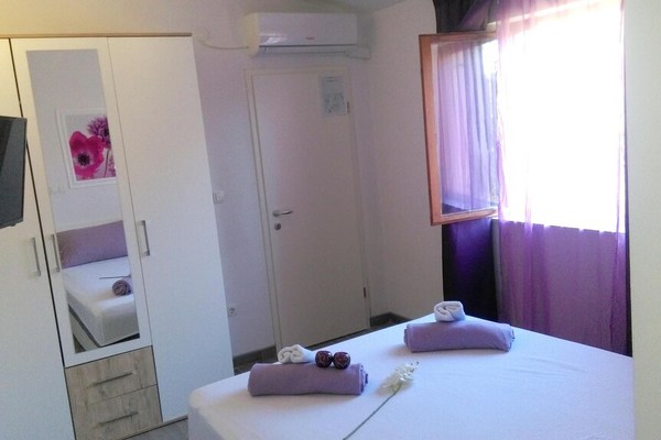 One bedroom appartement at Sumartin, 100 m away from the beach with sea view, furnished balcony and wifi